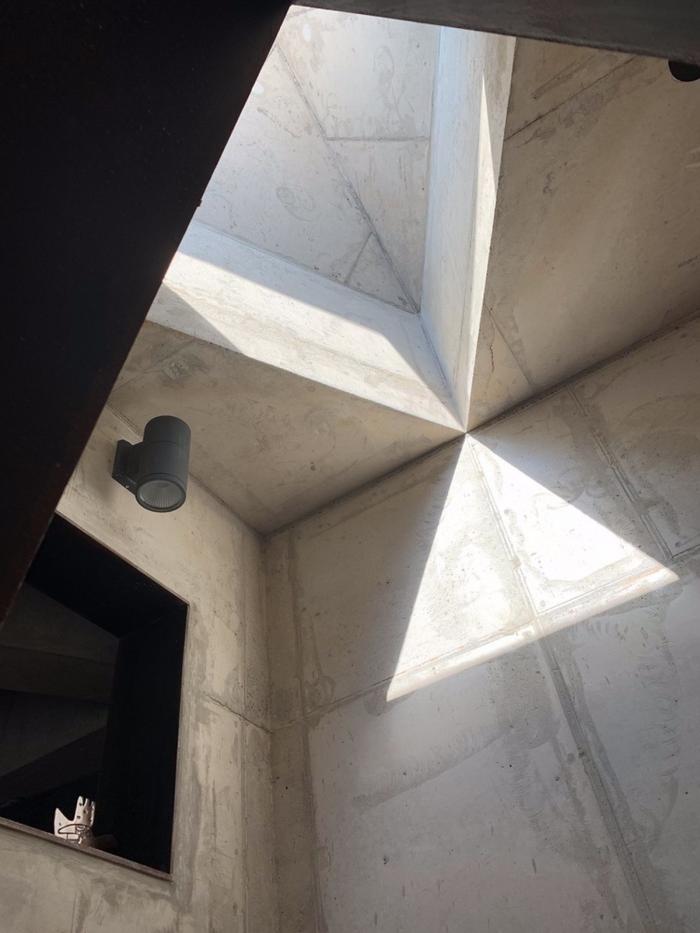 BIM建筑|混凝土构筑的抽象几何空间:Atelier 11办公楼 / Atelier 11 BIM建筑|混凝土构筑的抽象几何空间:Atelier 11办公楼 / Atelier 11