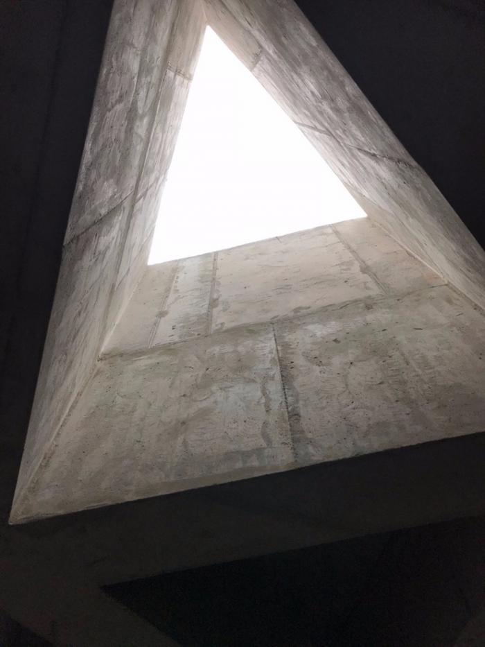 BIM建筑|混凝土构筑的抽象几何空间:Atelier 11办公楼 / Atelier 11 BIM建筑|混凝土构筑的抽象几何空间:Atelier 11办公楼 / Atelier 11