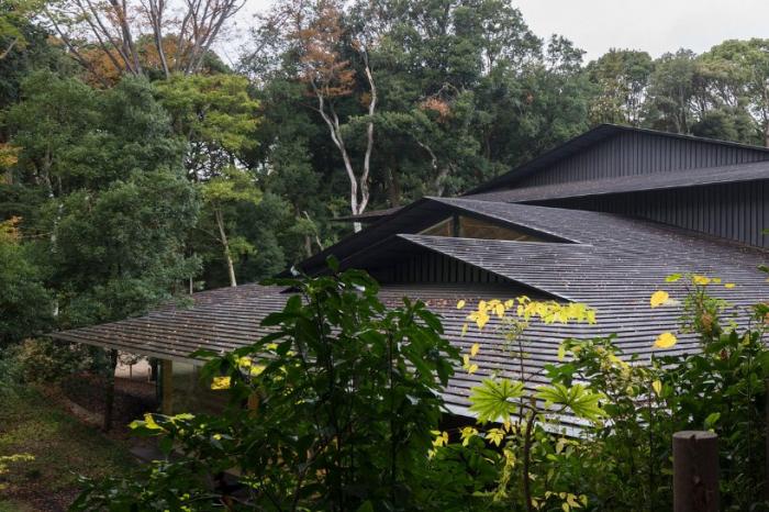 BIM建筑|如飘零落叶,消隐于森林中:日本明治神宫博物馆 / 隈研吾建筑都市设计事务所 BIM建筑|如飘零落叶,消隐于森林中:日本明治神宫博物馆 / 隈研吾建筑都市设计事务所