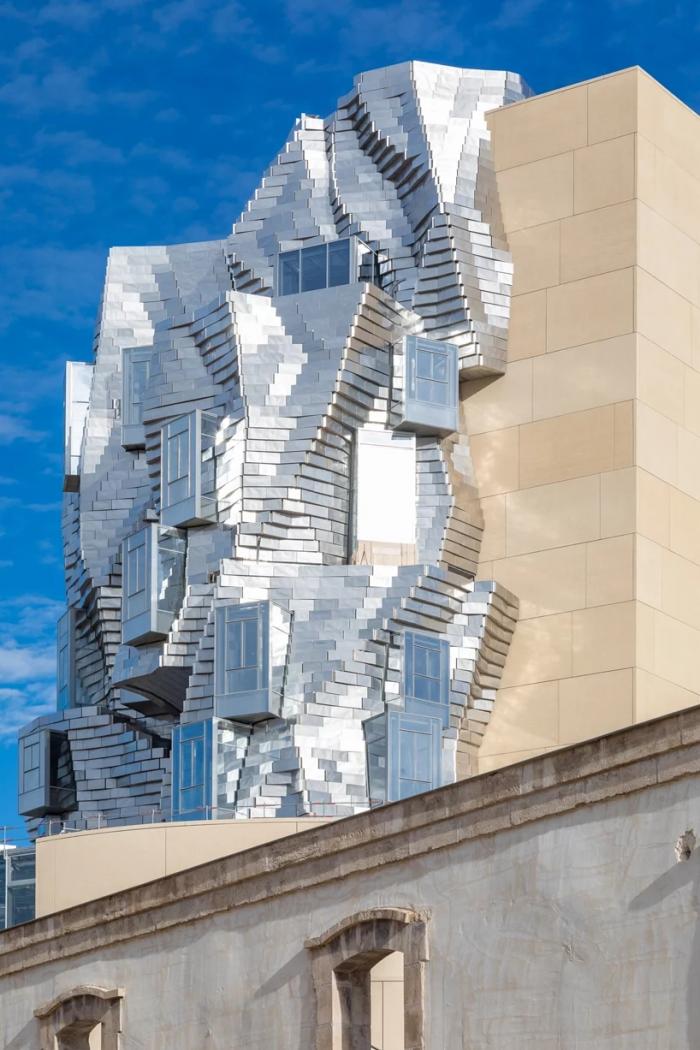 BIM建筑|弗兰克·盖里作品LUMA大厦即将竣工,银色铝板覆盖的动感雕塑 BIM建筑|弗兰克·盖里作品LUMA大厦即将竣工,银色铝板覆盖的动感雕塑