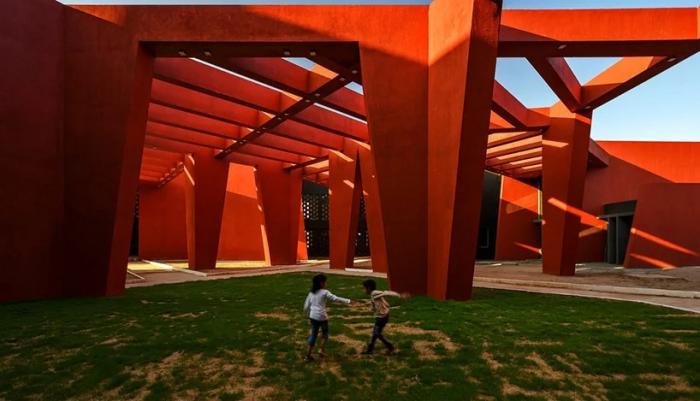 BIM建筑|来自火红色的热烈暴击:角形网格梁架遮荫下的校园 / Sanjay Puri BIM建筑|来自火红色的热烈暴击:角形网格梁架遮荫下的校园 / Sanjay Puri