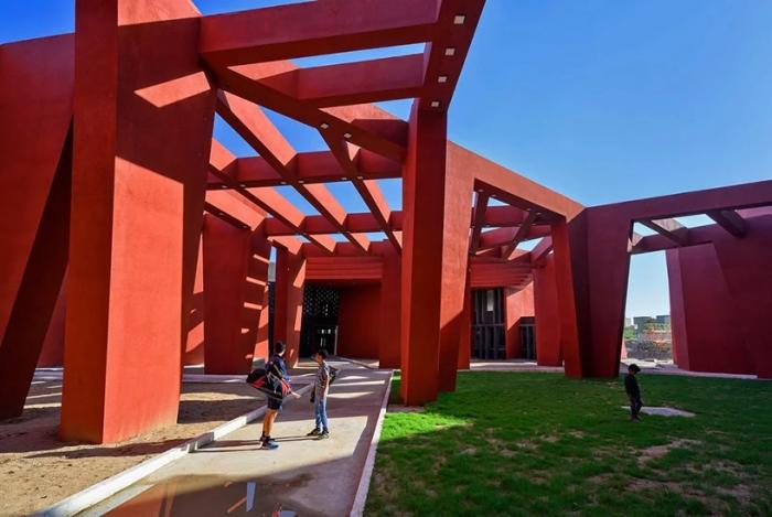 BIM建筑|来自火红色的热烈暴击:角形网格梁架遮荫下的校园 / Sanjay Puri BIM建筑|来自火红色的热烈暴击:角形网格梁架遮荫下的校园 / Sanjay Puri