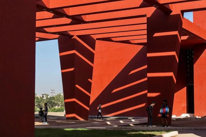 BIM建筑|来自火红色的热烈暴击:角形网格梁架遮荫下的校园 / Sanjay Puri BIM建筑|来自火红色的热烈暴击:角形网格梁架遮荫下的校园 / Sanjay Puri