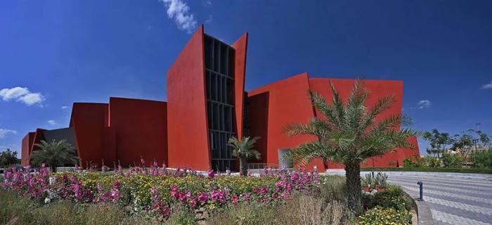 BIM建筑|来自火红色的热烈暴击:角形网格梁架遮荫下的校园 / Sanjay Puri BIM建筑|来自火红色的热烈暴击:角形网格梁架遮荫下的校园 / Sanjay Puri