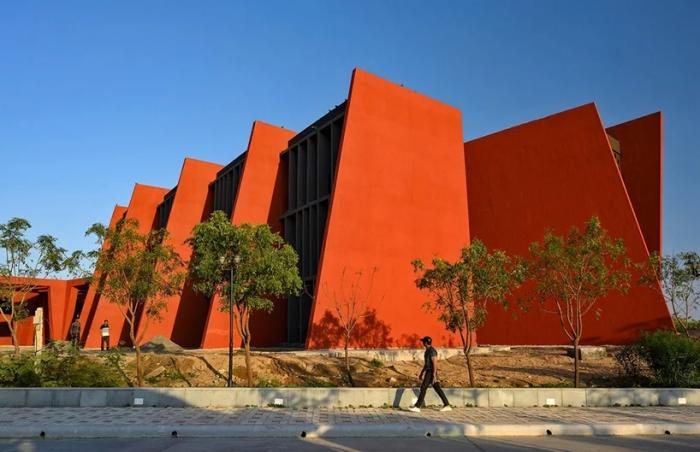BIM建筑|来自火红色的热烈暴击:角形网格梁架遮荫下的校园 / Sanjay Puri BIM建筑|来自火红色的热烈暴击:角形网格梁架遮荫下的校园 / Sanjay Puri