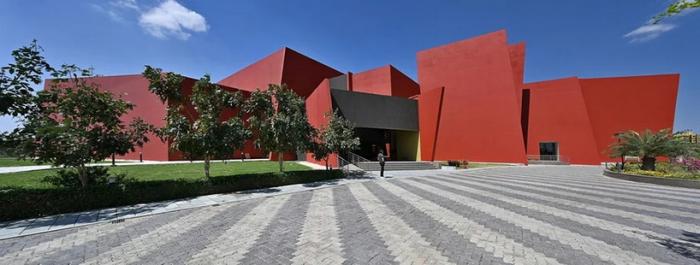 BIM建筑|来自火红色的热烈暴击:角形网格梁架遮荫下的校园 / Sanjay Puri BIM建筑|来自火红色的热烈暴击:角形网格梁架遮荫下的校园 / Sanjay Puri