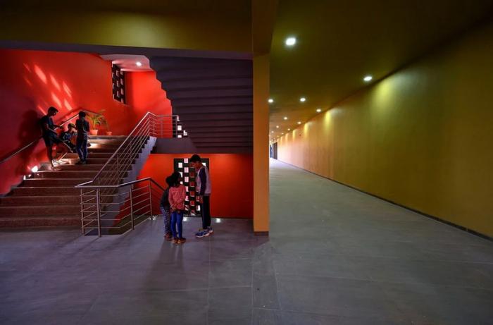 BIM建筑|来自火红色的热烈暴击:角形网格梁架遮荫下的校园 / Sanjay Puri BIM建筑|来自火红色的热烈暴击:角形网格梁架遮荫下的校园 / Sanjay Puri