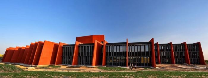 BIM建筑|来自火红色的热烈暴击:角形网格梁架遮荫下的校园 / Sanjay Puri BIM建筑|来自火红色的热烈暴击:角形网格梁架遮荫下的校园 / Sanjay Puri
