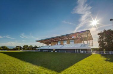 BIM建筑|轻落于农场草地上的蝴蝶:Ger体育场-BIM建筑网