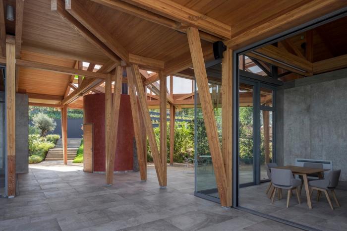 BIM建筑|湛蓝背景中的马赛克构图:克罗地亚海边木屋 BIM建筑|湛蓝背景中的马赛克构图:克罗地亚海边木屋