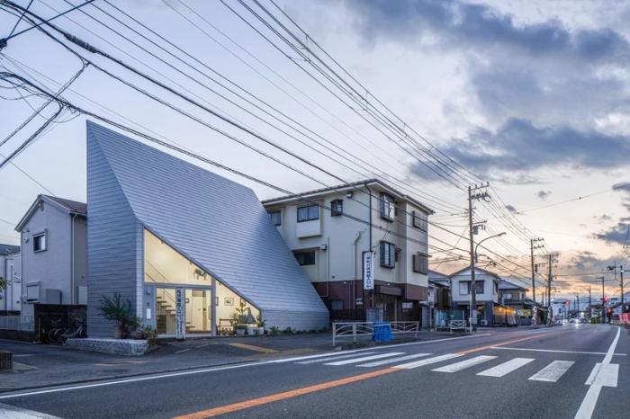 BIM建筑|陡坡屋顶和对角线展墙的三维构图:日本8.5住宅 / DOG BIM建筑|陡坡屋顶和对角线展墙的三维构图:日本8.5住宅 / DOG