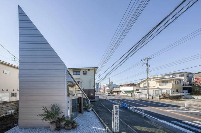 BIM建筑|陡坡屋顶和对角线展墙的三维构图:日本8.5住宅 / DOG BIM建筑|陡坡屋顶和对角线展墙的三维构图:日本8.5住宅 / DOG