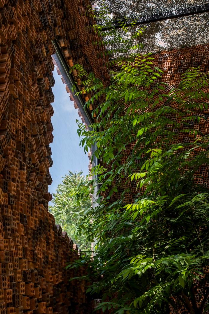 BIM建筑|清风徐来,光影婆娑:越南“自呼吸”墙宅 BIM建筑|清风徐来,光影婆娑:越南“自呼吸”墙宅