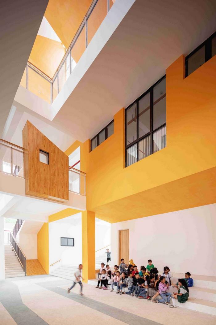 BIM建筑|地形关系的表达:乌斯河镇中心幼儿园 / 东意建筑 BIM建筑|地形关系的表达:乌斯河镇中心幼儿园 / 东意建筑