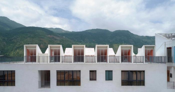BIM建筑|地形关系的表达:乌斯河镇中心幼儿园 / 东意建筑 BIM建筑|地形关系的表达:乌斯河镇中心幼儿园 / 东意建筑
