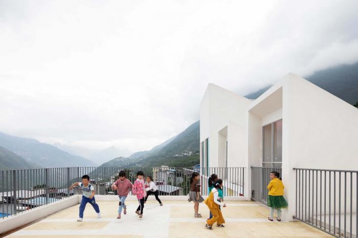 BIM建筑|地形关系的表达:乌斯河镇中心幼儿园 / 东意建筑 BIM建筑|地形关系的表达:乌斯河镇中心幼儿园 / 东意建筑