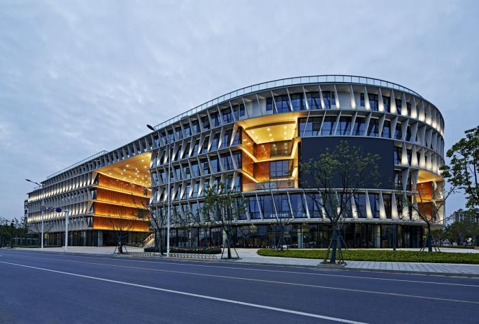BIM建筑|自由演绎的围合式庭院:南京浦口文化中心 / BAU建筑与城市设计事务所 BIM建筑|自由演绎的围合式庭院:南京浦口文化中心 / BAU建筑与城市设计事务所