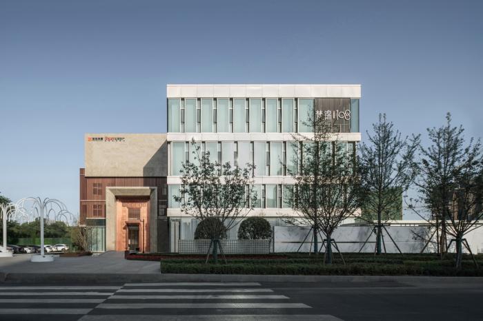 BIM建筑|素雅与轻奢并存:成都金地商置&弘阳地产·梵锦108生活体验馆 / 成执设计 BIM建筑|素雅与轻奢并存:成都金地商置&弘阳地产·梵锦108生活体验馆 / 成执设计