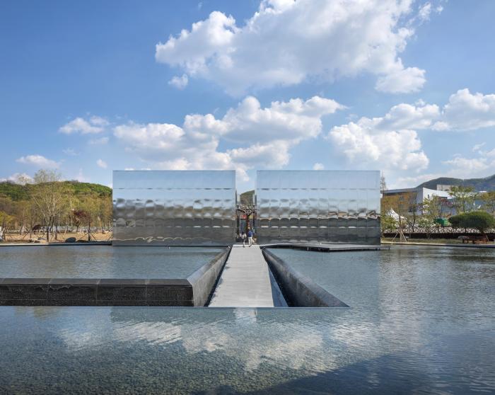 BIM建筑|天空与水编织一体,硬质金属折射出未来感:“Mon Amour” 文化空间 BIM建筑|天空与水编织一体,硬质金属折射出未来感:“Mon Amour” 文化空间