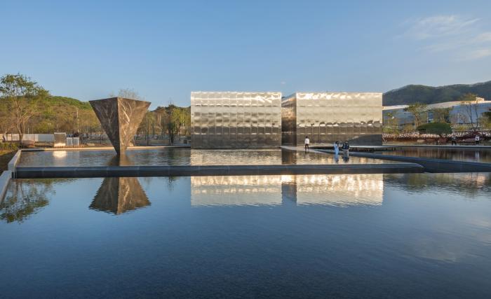 BIM建筑|天空与水编织一体,硬质金属折射出未来感:“Mon Amour” 文化空间 BIM建筑|天空与水编织一体,硬质金属折射出未来感:“Mon Amour” 文化空间