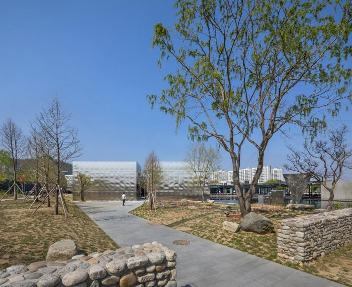 BIM建筑|天空与水编织一体,硬质金属折射出未来感:“Mon Amour” 文化空间 BIM建筑|天空与水编织一体,硬质金属折射出未来感:“Mon Amour” 文化空间