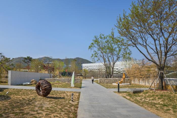 BIM建筑|天空与水编织一体,硬质金属折射出未来感:“Mon Amour” 文化空间 BIM建筑|天空与水编织一体,硬质金属折射出未来感:“Mon Amour” 文化空间