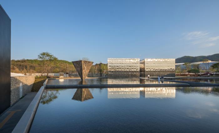 BIM建筑|天空与水编织一体,硬质金属折射出未来感:“Mon Amour” 文化空间 BIM建筑|天空与水编织一体,硬质金属折射出未来感:“Mon Amour” 文化空间