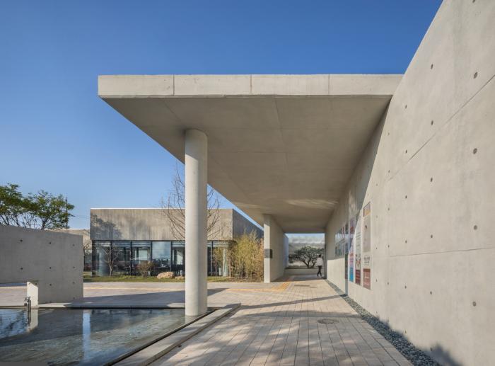 BIM建筑|天空与水编织一体,硬质金属折射出未来感:“Mon Amour” 文化空间 BIM建筑|天空与水编织一体,硬质金属折射出未来感:“Mon Amour” 文化空间