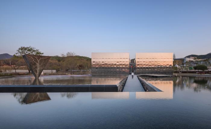 BIM建筑|天空与水编织一体,硬质金属折射出未来感:“Mon Amour” 文化空间 BIM建筑|天空与水编织一体,硬质金属折射出未来感:“Mon Amour” 文化空间