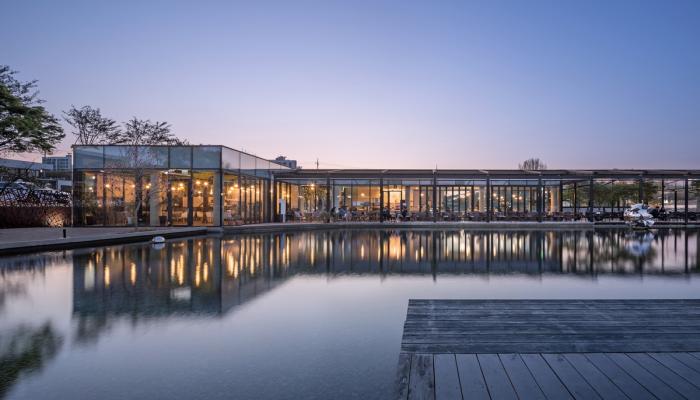 BIM建筑|天空与水编织一体,硬质金属折射出未来感:“Mon Amour” 文化空间 BIM建筑|天空与水编织一体,硬质金属折射出未来感:“Mon Amour” 文化空间