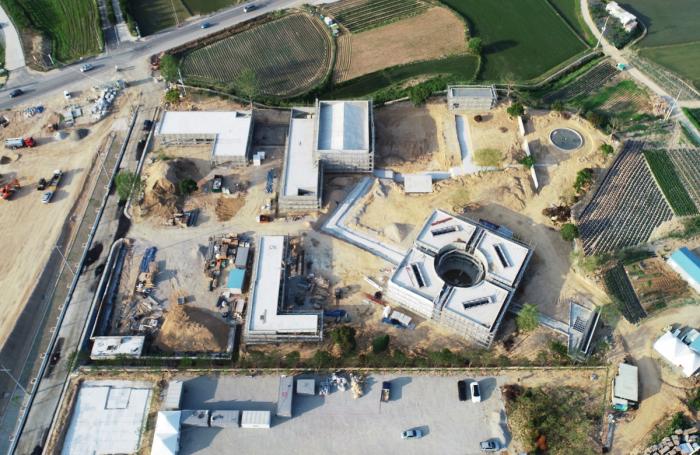 BIM建筑|天空与水编织一体,硬质金属折射出未来感:“Mon Amour” 文化空间 BIM建筑|天空与水编织一体,硬质金属折射出未来感:“Mon Amour” 文化空间
