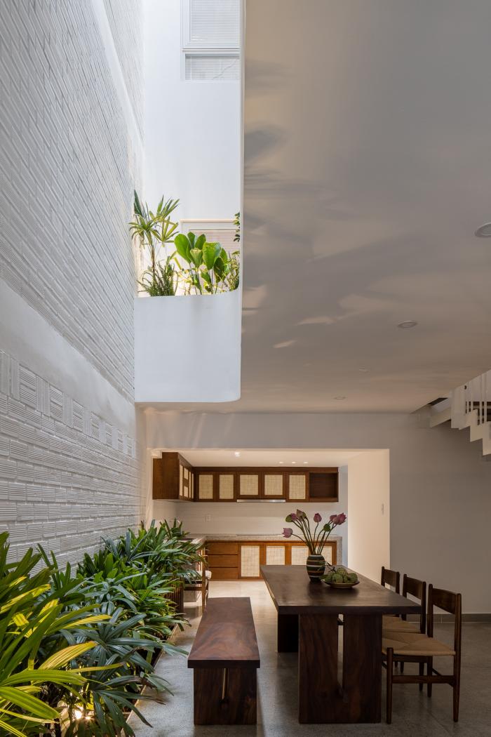 BIM建筑|绿植点缀垂直天井,活力与静谧美感的平衡:越南V别墅 BIM建筑|绿植点缀垂直天井,活力与静谧美感的平衡:越南V别墅