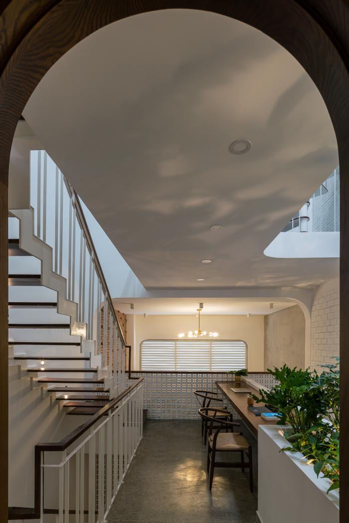 BIM建筑|绿植点缀垂直天井,活力与静谧美感的平衡:越南V别墅 BIM建筑|绿植点缀垂直天井,活力与静谧美感的平衡:越南V别墅