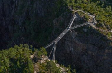 BIM建筑|长150英尺,横跨瀑布深渊:挪威Vøringsfossen阶梯桥-BIM建筑网