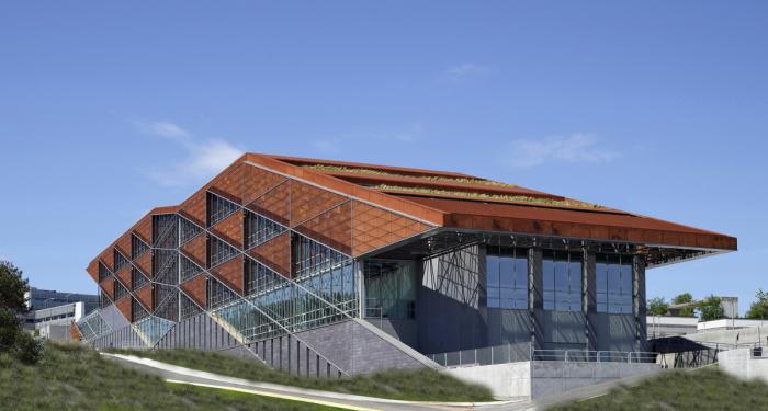 BIM建筑|沃兹耶因大学建筑与设计学院:“对角线”营造错动与平衡 / ARK-itecture BIM建筑|沃兹耶因大学建筑与设计学院:“对角线”营造错动与平衡 / ARK-itecture