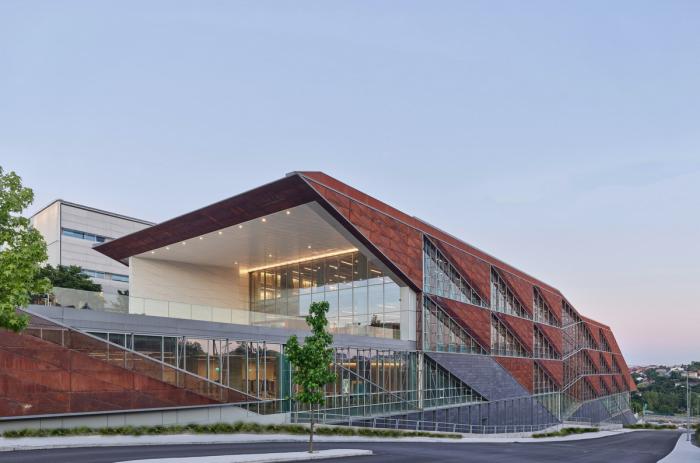 BIM建筑|沃兹耶因大学建筑与设计学院:“对角线”营造错动与平衡 / ARK-itecture BIM建筑|沃兹耶因大学建筑与设计学院:“对角线”营造错动与平衡 / ARK-itecture