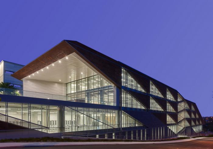 BIM建筑|沃兹耶因大学建筑与设计学院:“对角线”营造错动与平衡 / ARK-itecture BIM建筑|沃兹耶因大学建筑与设计学院:“对角线”营造错动与平衡 / ARK-itecture