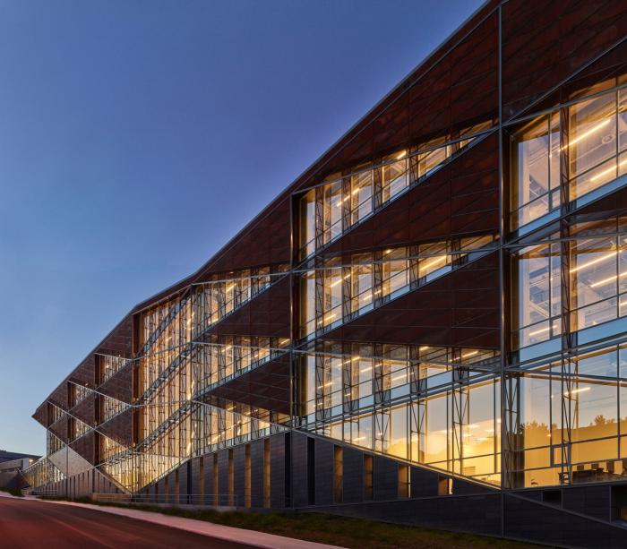 BIM建筑|沃兹耶因大学建筑与设计学院:“对角线”营造错动与平衡 / ARK-itecture BIM建筑|沃兹耶因大学建筑与设计学院:“对角线”营造错动与平衡 / ARK-itecture