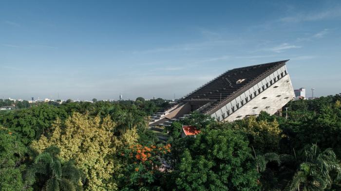 BIM建筑|泰国农业部金禧年博物馆,“倾倒”的大楼 / Plan Architect BIM建筑|泰国农业部金禧年博物馆,“倾倒”的大楼 / Plan Architect