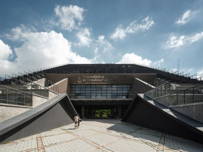 BIM建筑|泰国农业部金禧年博物馆,“倾倒”的大楼 / Plan Architect BIM建筑|泰国农业部金禧年博物馆,“倾倒”的大楼 / Plan Architect