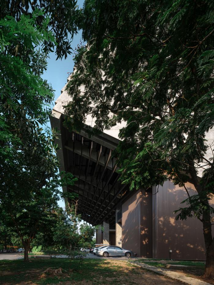 BIM建筑|泰国农业部金禧年博物馆,“倾倒”的大楼 / Plan Architect BIM建筑|泰国农业部金禧年博物馆,“倾倒”的大楼 / Plan Architect