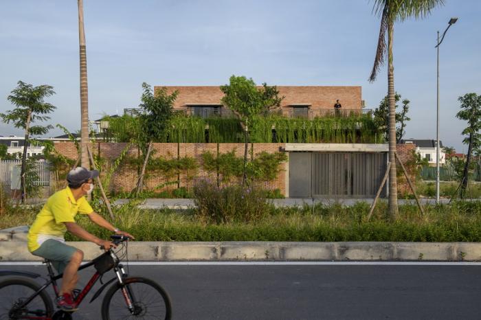 BIM建筑|闲赏庭院,静观游鱼:越南绿幕住宅 / HGAA BIM建筑|闲赏庭院,静观游鱼:越南绿幕住宅 / HGAA