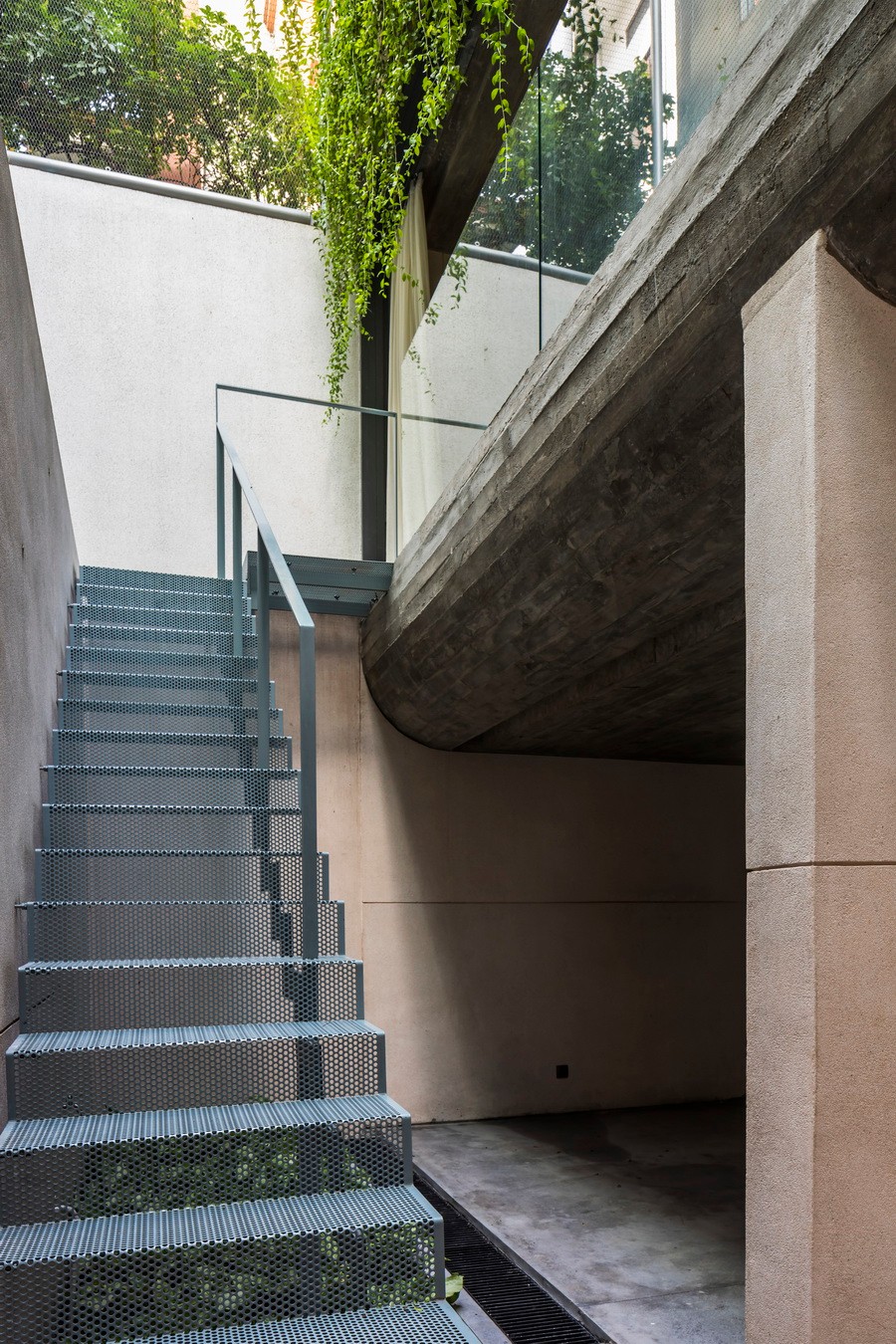 BIM建筑|越南Tan Dinh住宅,简居于“桥上” / MIA Design Studio BIM建筑|越南Tan Dinh住宅,简居于“桥上” / MIA Design Studio