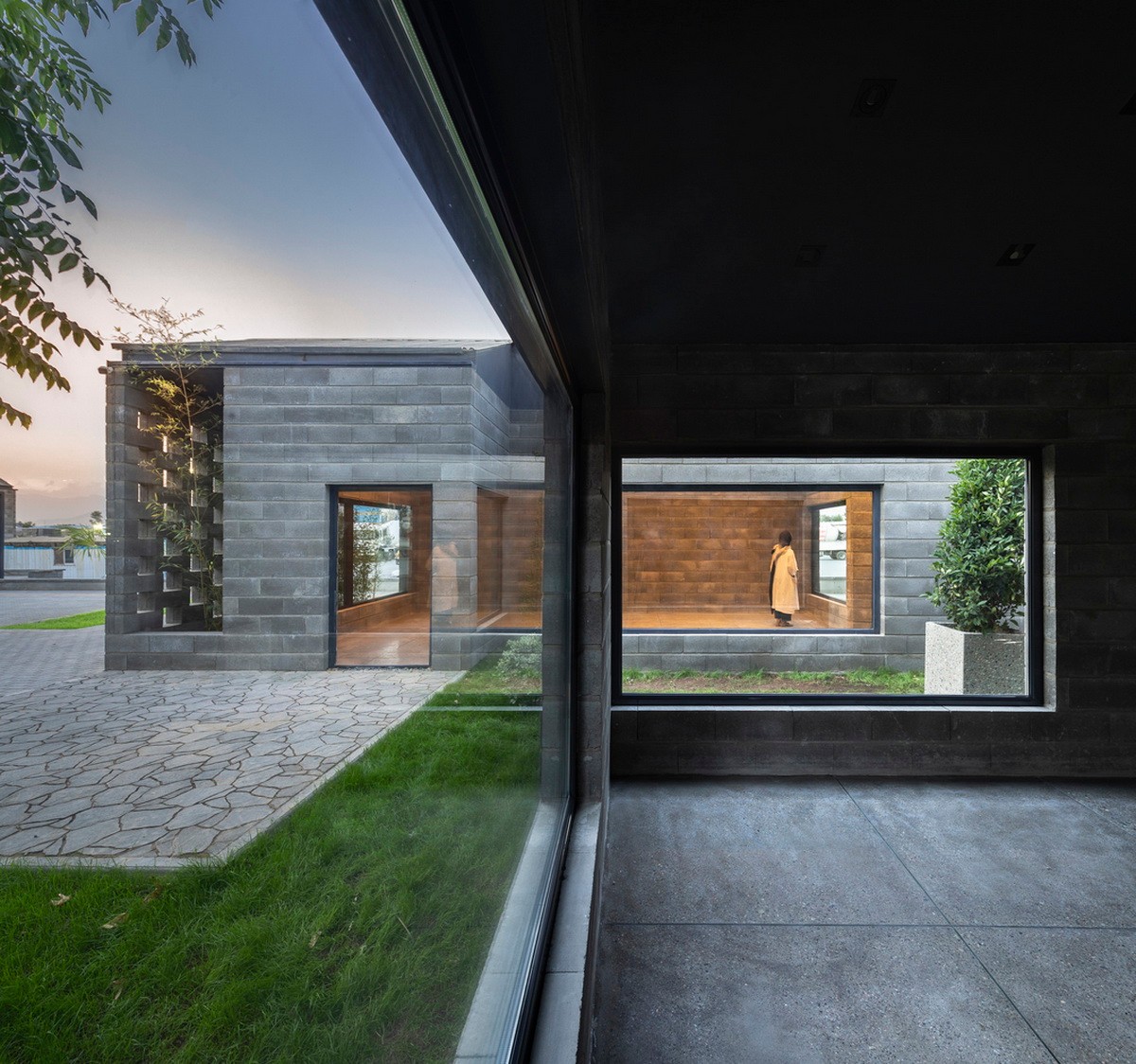 BIM建筑|Aptus 工厂展厅,庭院与光影之歌 / Hooba Design BIM建筑|Aptus 工厂展厅,庭院与光影之歌 / Hooba Design