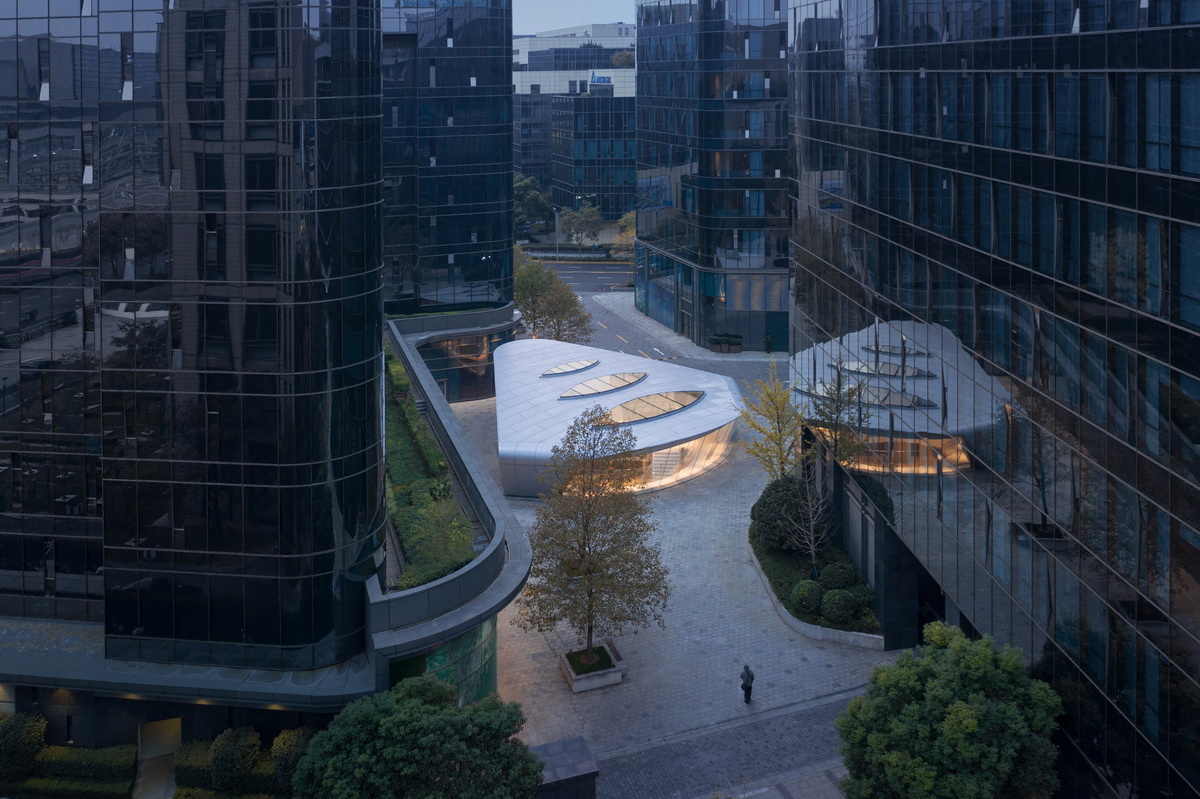 BIM建筑|上海虹桥首个当代艺术馆:一只“机翼”,跳脱于方盒子城市肌理 / 三益设计 BIM建筑|上海虹桥首个当代艺术馆:一只“机翼”,跳脱于方盒子城市肌理 / 三益设计