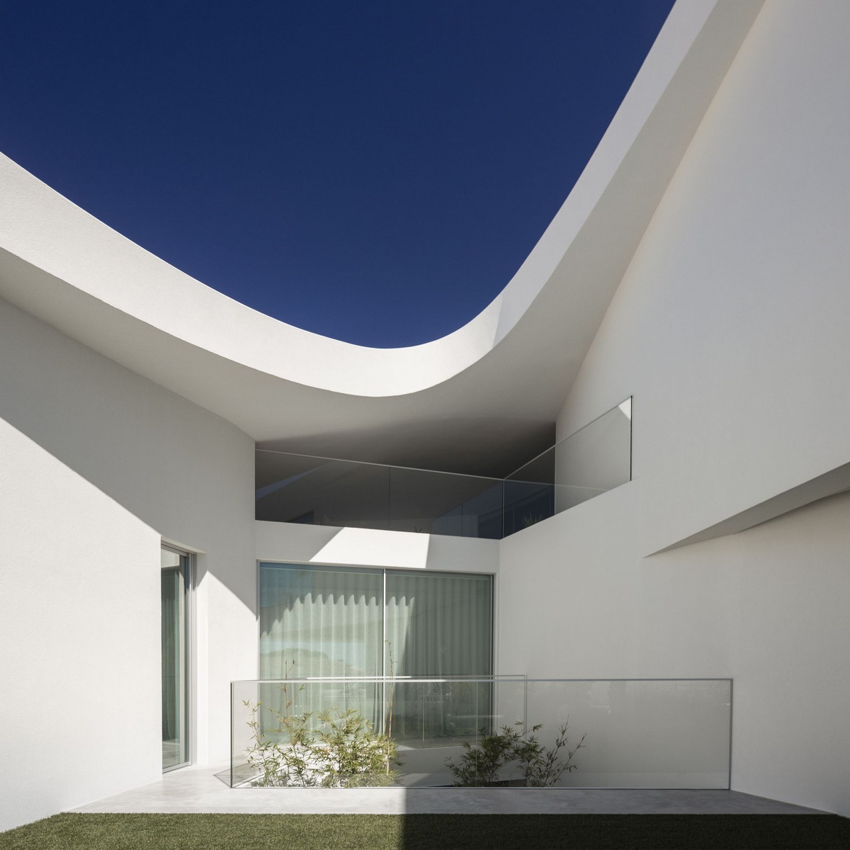 BIM建筑|葡萄牙 Dorfler 住宅,大胆而优雅的曲线 / Vitor Vilhena Arquitectura BIM建筑|葡萄牙 Dorfler 住宅,大胆而优雅的曲线 / Vitor Vilhena Arquitectura