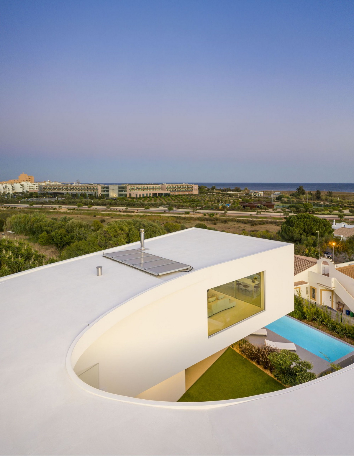 BIM建筑|葡萄牙 Dorfler 住宅,大胆而优雅的曲线 / Vitor Vilhena Arquitectura BIM建筑|葡萄牙 Dorfler 住宅,大胆而优雅的曲线 / Vitor Vilhena Arquitectura