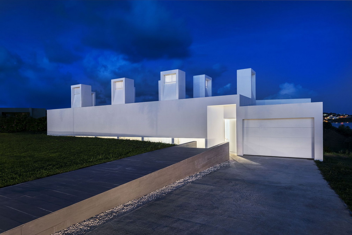 BIM建筑|波多黎各白色“烟囱”住宅:一半封闭,一半外向 / FUSTER + Architects BIM建筑|波多黎各白色“烟囱”住宅:一半封闭,一半外向 / FUSTER + Architects