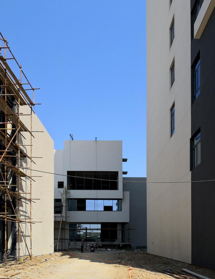 BIM建筑|夹缝中自然生长:中国.葫芦岛德邻堂产业楼设计实践 / DJ+建筑设计事务所 BIM建筑|夹缝中自然生长:中国.葫芦岛德邻堂产业楼设计实践 / DJ+建筑设计事务所