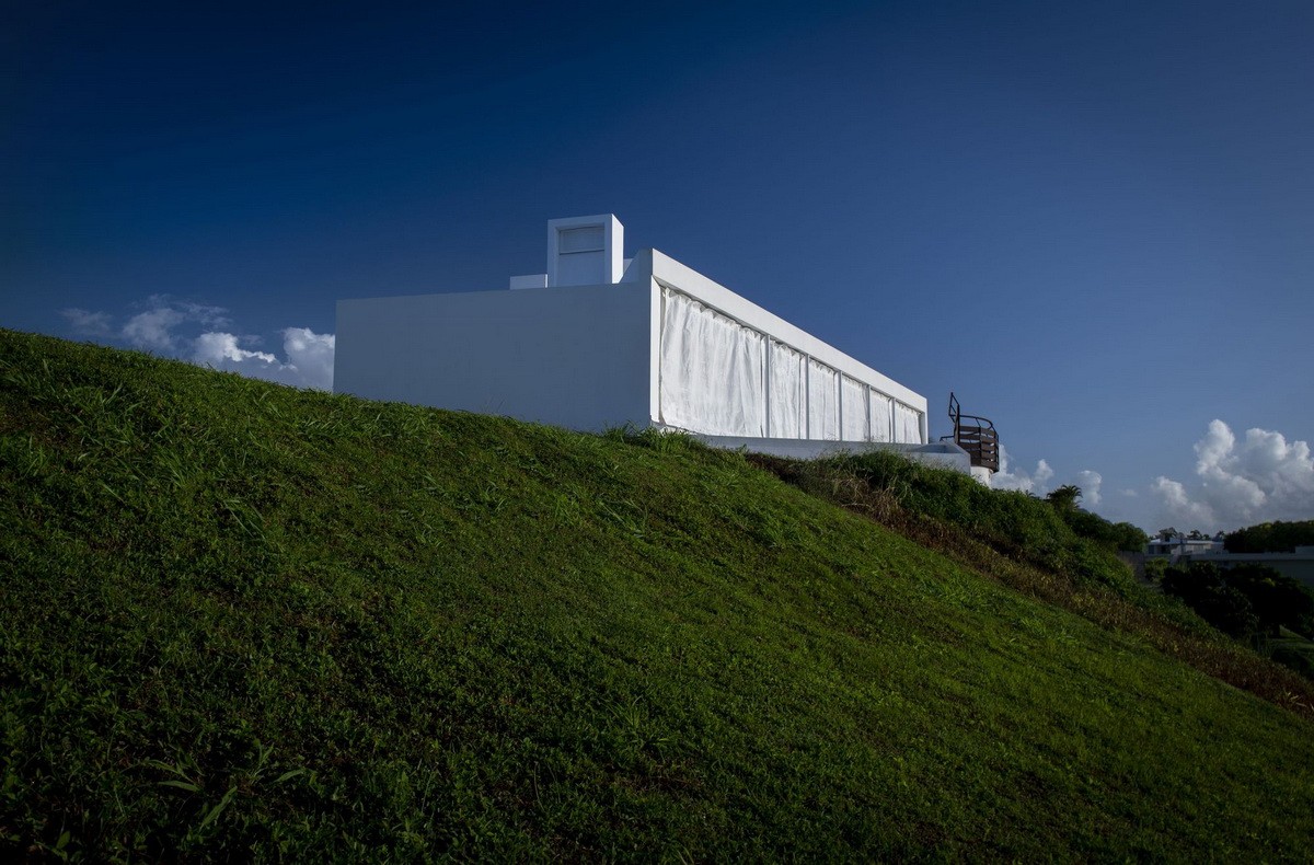 BIM建筑|波多黎各白色“烟囱”住宅:一半封闭,一半外向 / FUSTER + Architects BIM建筑|波多黎各白色“烟囱”住宅:一半封闭,一半外向 / FUSTER + Architects